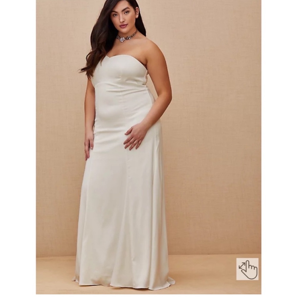 Strapless Sweetheart Fit & Flare
Wedding Dress